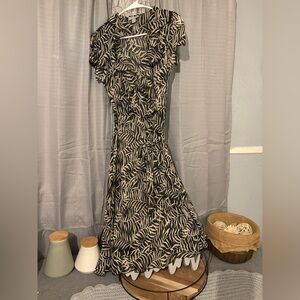 Dressbarn Black and Cream Leaf Pattern Top